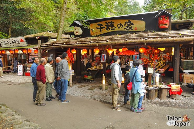 ร้านขายราเม็งเย็นไหลลงกระบอกไม้ไผ่ที่ทาคาชิโฮะ Takachiho