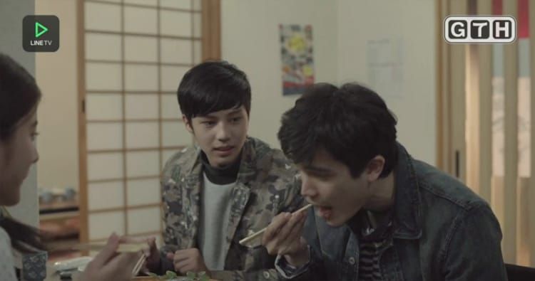 หมีลองชิมปลาหมึกให้น้องๆดู