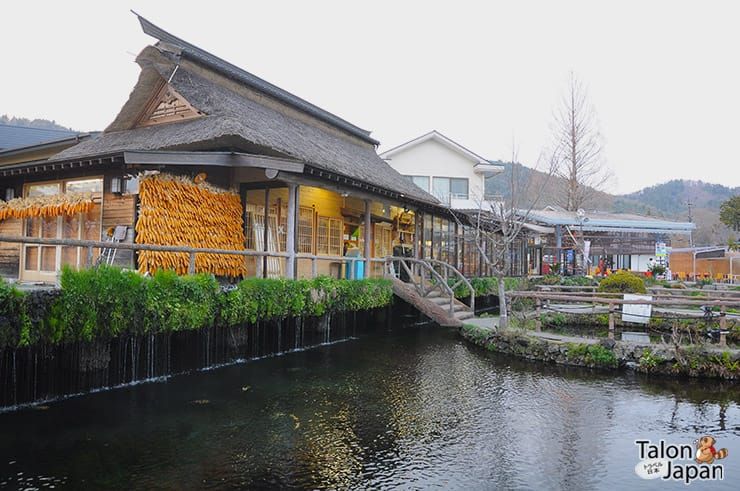 ร้านขายของที่ระลึกที่หมู่บ้านน้ำศักดิ์สิทธิ์โอชิโนะฮักไก