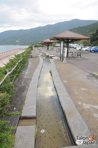 จุดให้บริการออนเซนเท้าฟรีที่ทางเดินริมทะเล จุดแวะพัก ทารุมิซุ Tarumizu Michi-no-Eki อีกฝั่งหนึ่งของเมืองคาโกชิมะ ฝั่งตรงข้ามตัวเมืองคาโกชิม่า