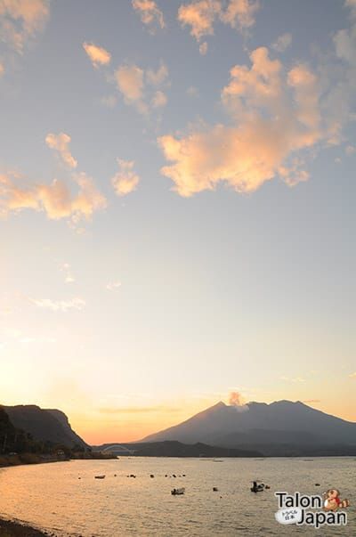 วิวยามเย็นของเกาะภูเขาไฟซากุระจิมะ Sakurajima