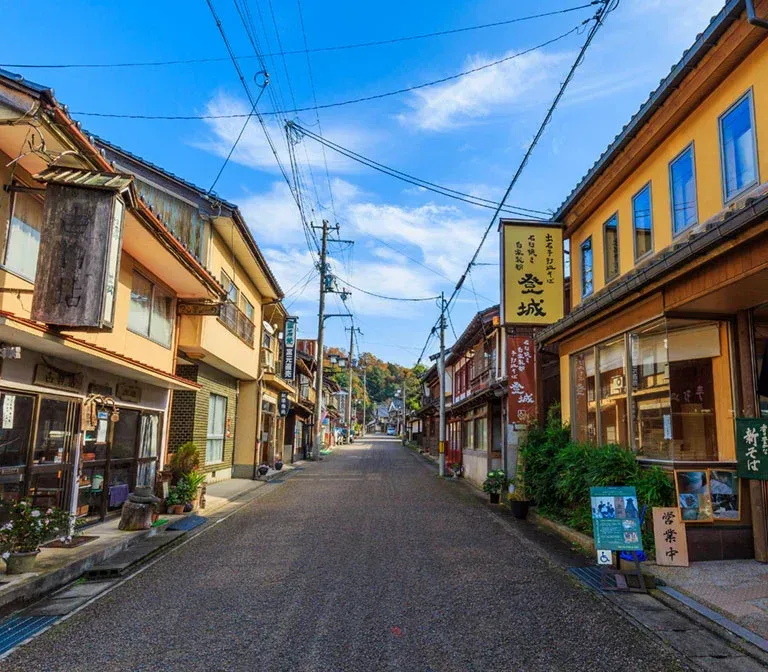 https://www.talonjapan.com/wp-content/uploads/2024/06/izushi-castle-town-1.webp