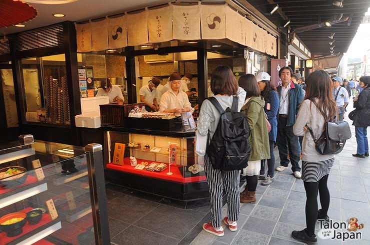 ร้านขายขนมโมจิย่างไส้ถั่วแดงเจ้าดังหน้าทางเข้าศาลเจ้าดาไซฟุ